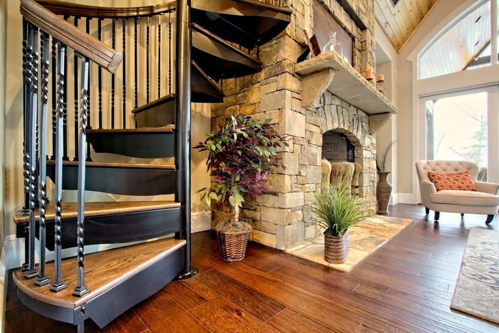 Diseño de escalera de caracol rústica de tamaño medio con escalones de madera y contrahuellas de metal