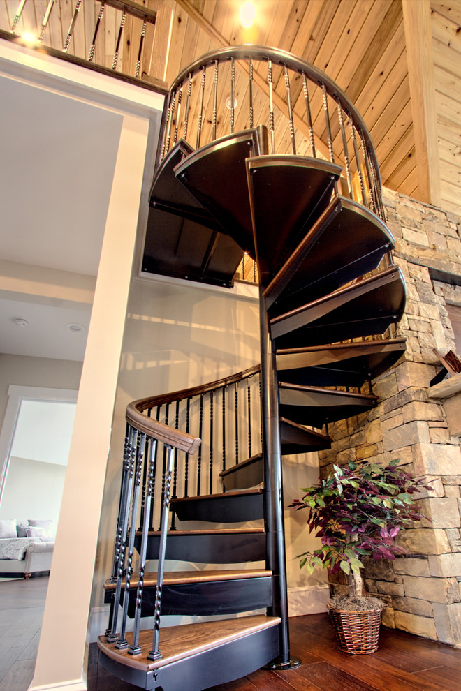 Exemple d'un escalier hélicoïdal montagne de taille moyenne avec des marches en bois et des contremarches en métal.