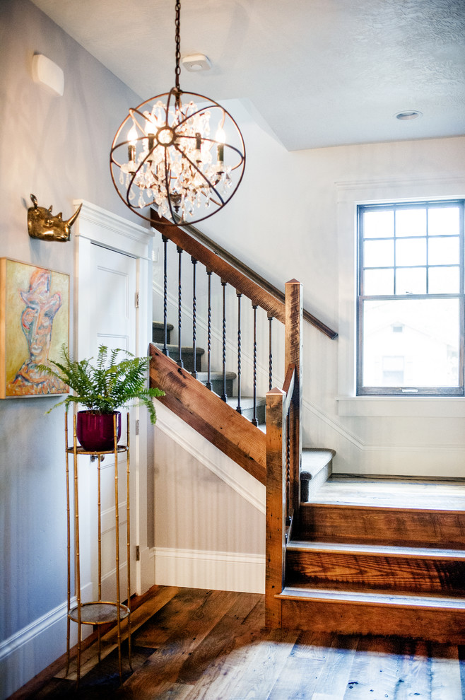 Idée de décoration pour un escalier champêtre en L de taille moyenne avec des marches en bois et des contremarches en bois.
