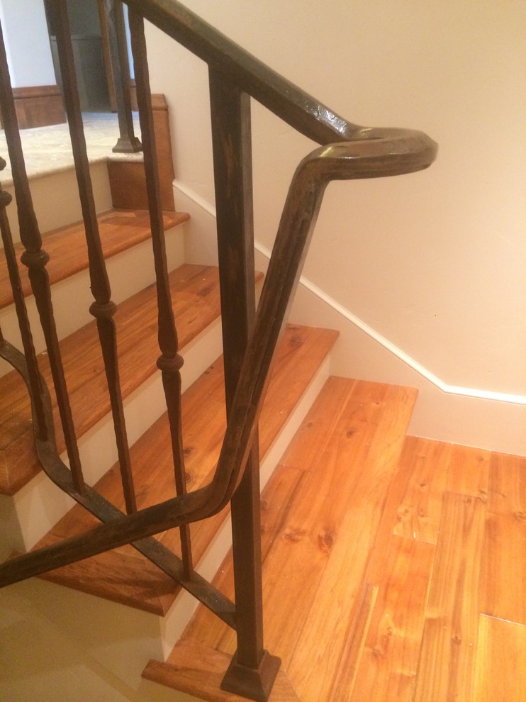 Imagen de escalera curva rústica con escalones de madera y contrahuellas de madera