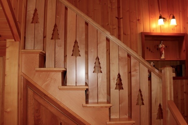 Modelo de escalera en L rústica de tamaño medio con escalones de madera y contrahuellas de madera