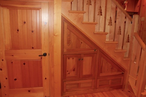 На фото: угловая деревянная лестница среднего размера в стиле рустика с деревянными ступенями