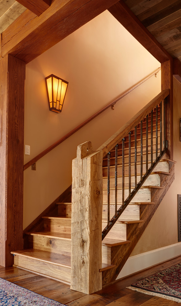 Ejemplo de escalera recta rural con escalones de madera y contrahuellas de madera