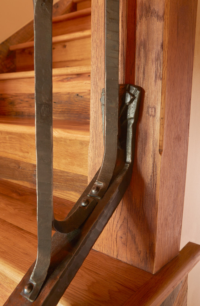 Modelo de escalera recta rústica con escalones de madera y contrahuellas de madera