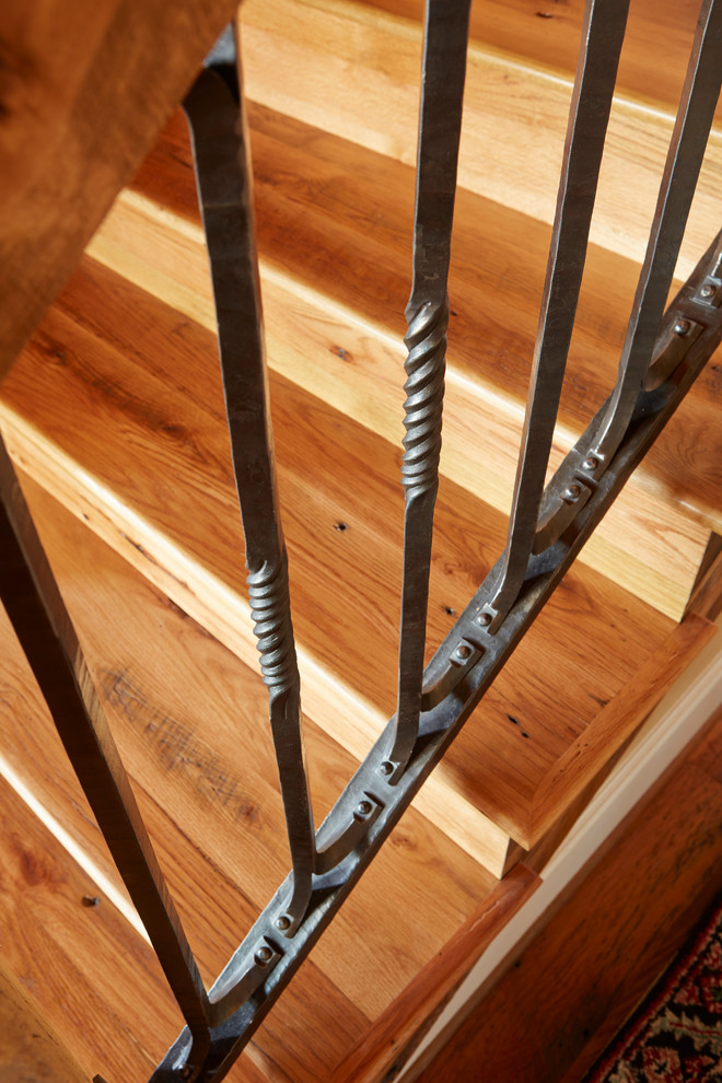 На фото: прямая деревянная лестница в стиле рустика с деревянными ступенями с