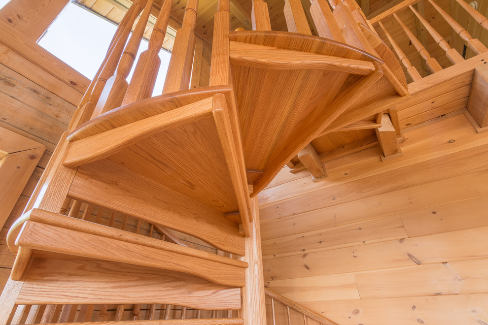 На фото: винтовая деревянная лестница в стиле рустика с деревянными ступенями