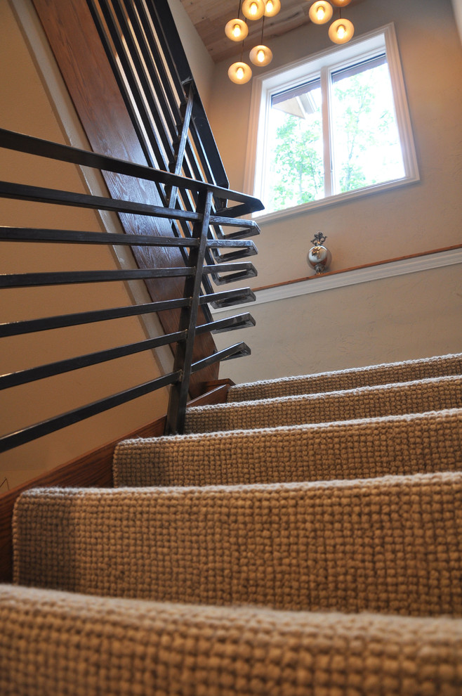Foto de escalera rústica de tamaño medio con escalones enmoquetados y contrahuellas enmoquetadas