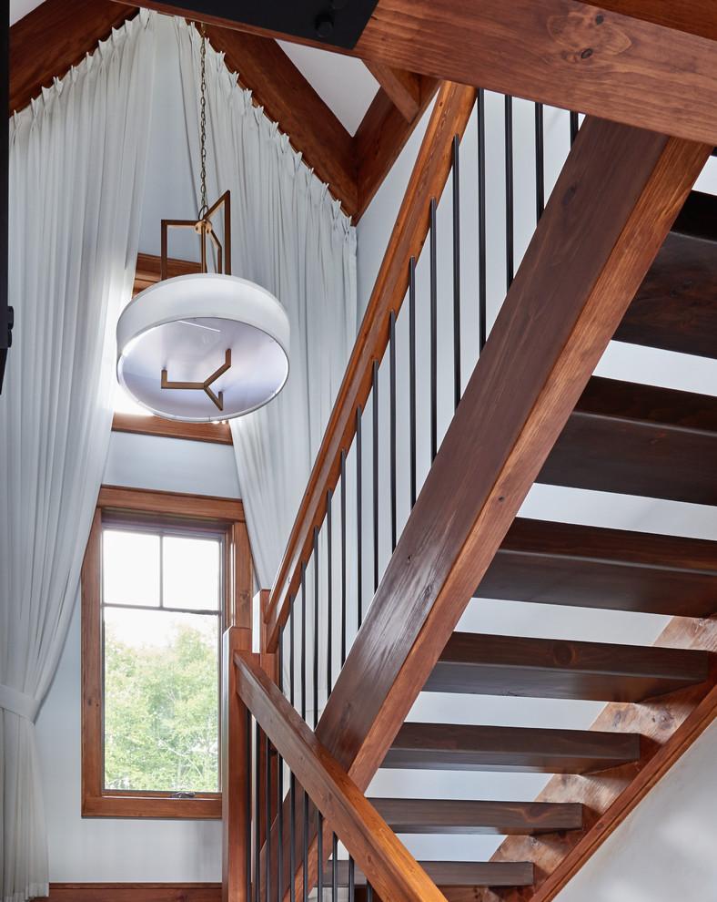 Réalisation d'un escalier droit chalet de taille moyenne avec des marches en bois et des contremarches en bois.