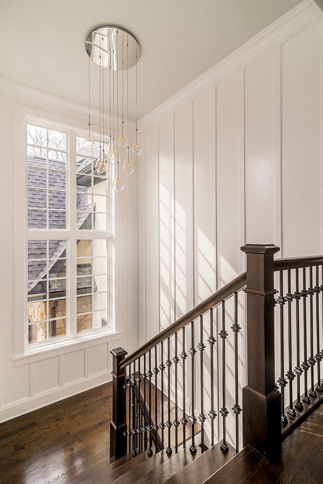 Свежая идея для дизайна: угловая лестница среднего размера в стиле неоклассика (современная классика) с деревянными ступенями и крашенными деревянными подступенками - отличное фото интерьера