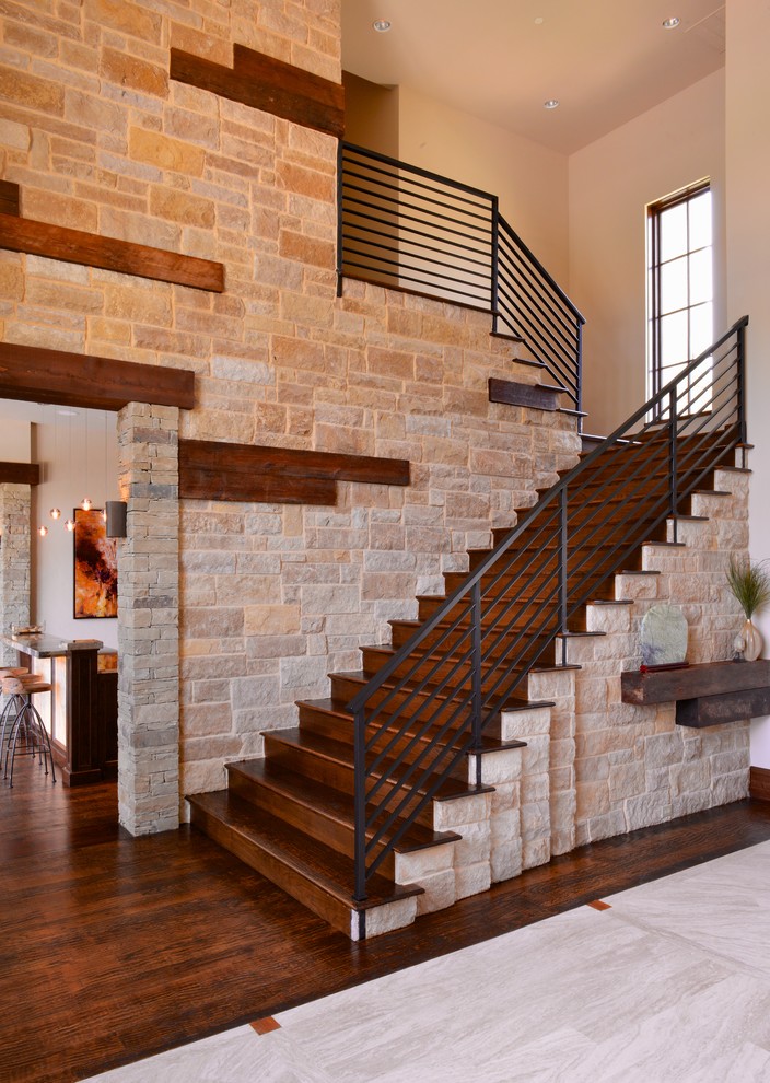 Foto de escalera en U tradicional renovada grande con escalones de madera y contrahuellas de madera