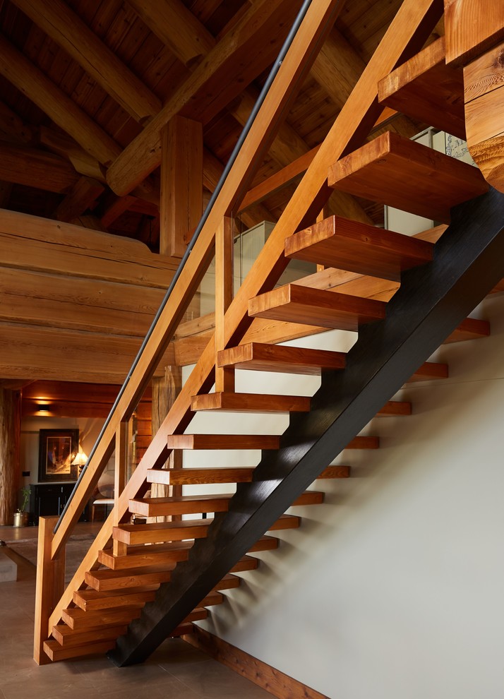 Modelo de escalera suspendida rústica sin contrahuella con escalones de madera y barandilla de vidrio