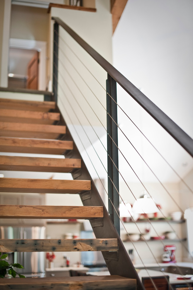 Ejemplo de escalera suspendida minimalista sin contrahuella con escalones de madera