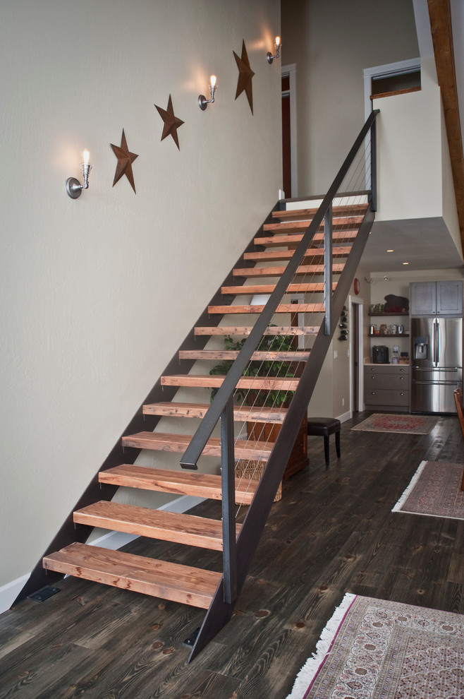 Свежая идея для дизайна: лестница на больцах в стиле модернизм с деревянными ступенями без подступенок - отличное фото интерьера