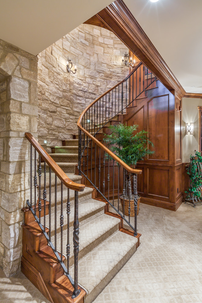 Idée de décoration pour un escalier courbe chalet avec des marches en bois et des contremarches en bois.