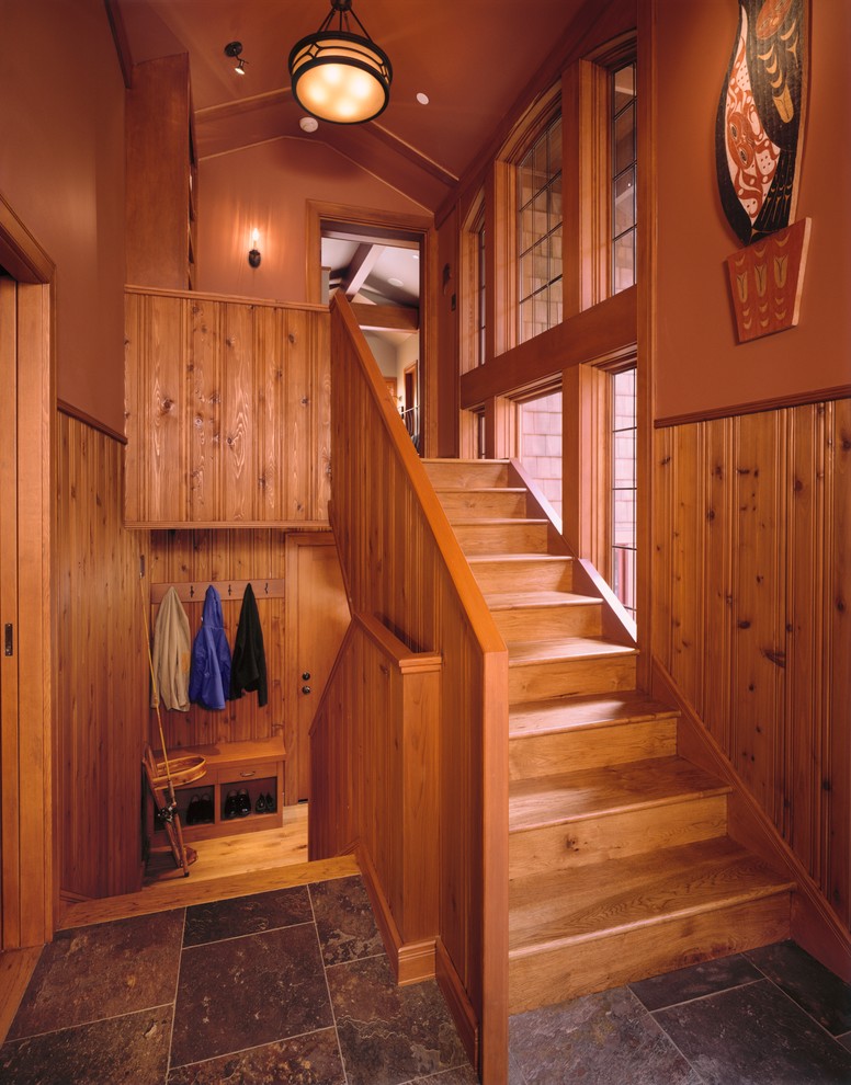 Ejemplo de escalera en U de estilo americano con escalones de madera y contrahuellas de madera