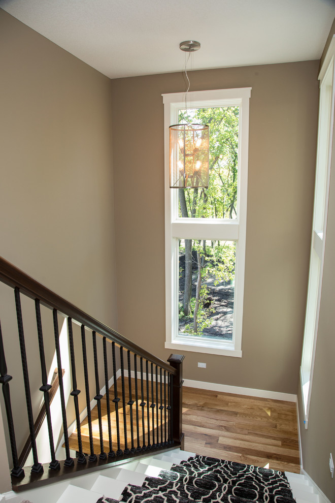 Стильный дизайн: п-образная лестница в стиле неоклассика (современная классика) с ступенями с ковровым покрытием и крашенными деревянными подступенками - последний тренд