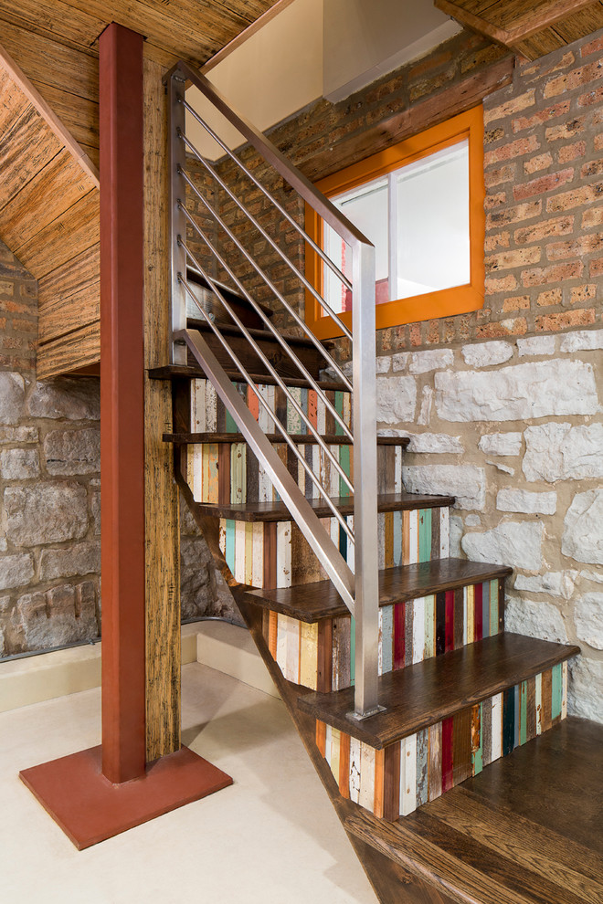 На фото: угловая лестница в стиле рустика с деревянными ступенями и крашенными деревянными подступенками с