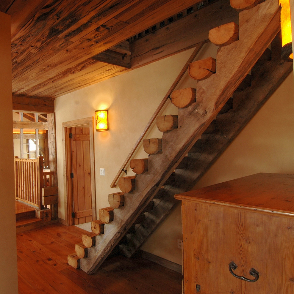 Foto på en rustik rak trappa i trä, med sättsteg i trä