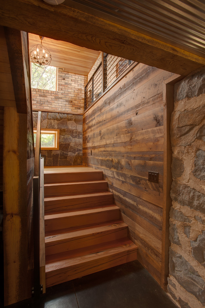 Exemple d'un escalier montagne avec des marches en bois et des contremarches en bois.