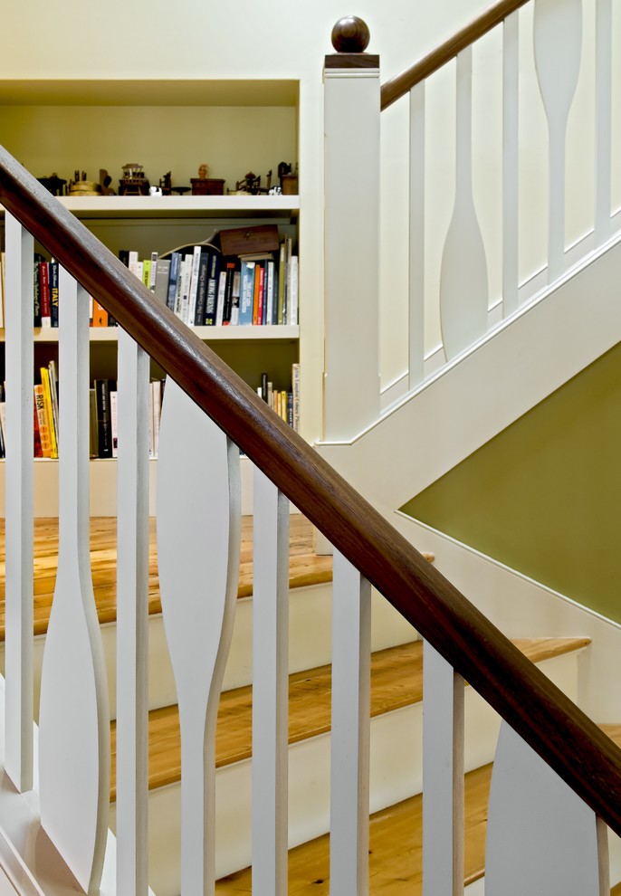 Идея дизайна: лестница в стиле рустика с деревянными ступенями