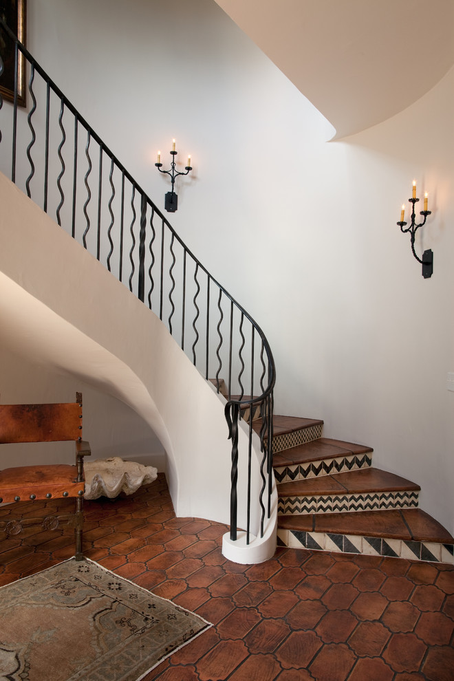 Пример оригинального дизайна: изогнутая лестница в стиле фьюжн