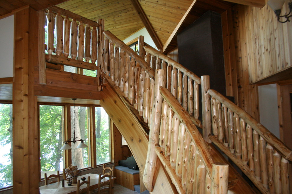 Bild på en mellanstor funkis rak trappa i målat trä, med öppna sättsteg