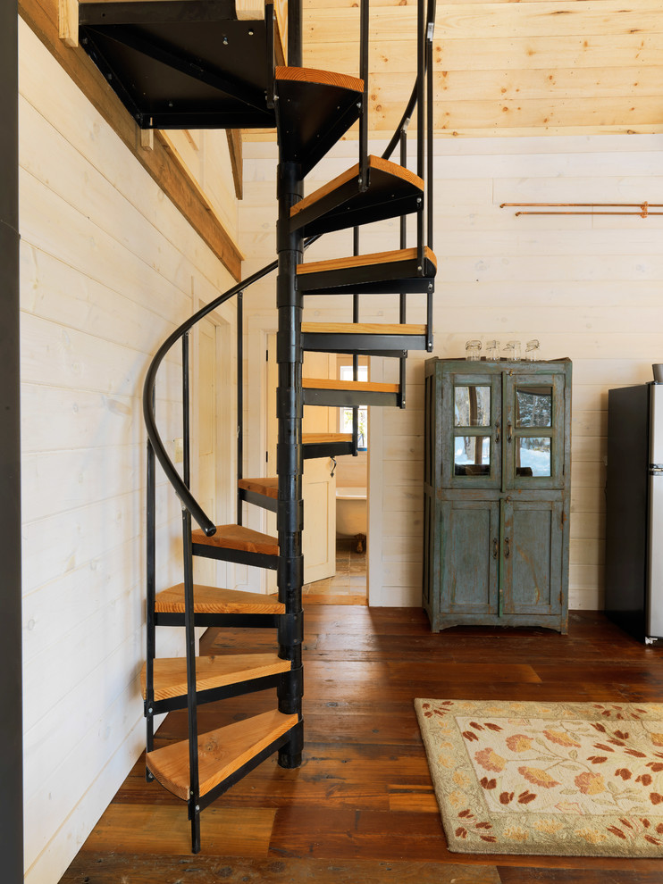 Идея дизайна: винтовая лестница в стиле рустика с деревянными ступенями без подступенок
