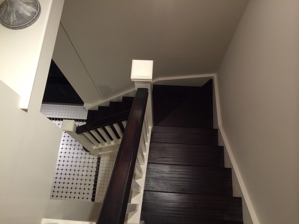 ロンドンにある高級な小さなミッドセンチュリースタイルのおしゃれなかね折れ階段 (フローリングの蹴込み板) の写真