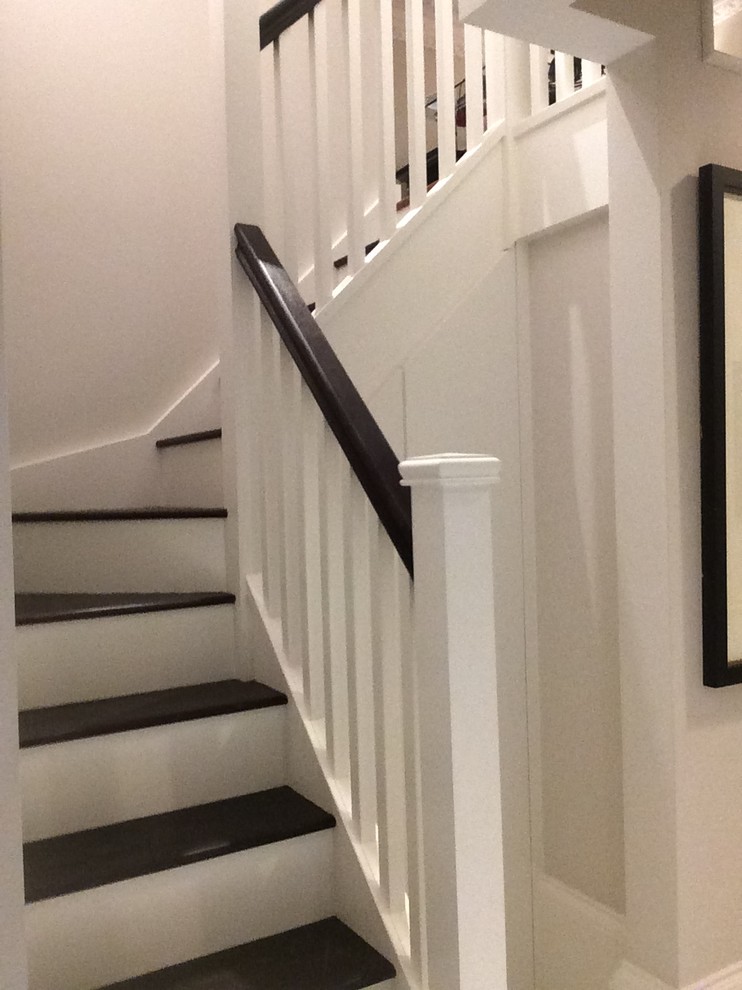 Exemple d'un petit escalier peint rétro en L avec des marches en bois.