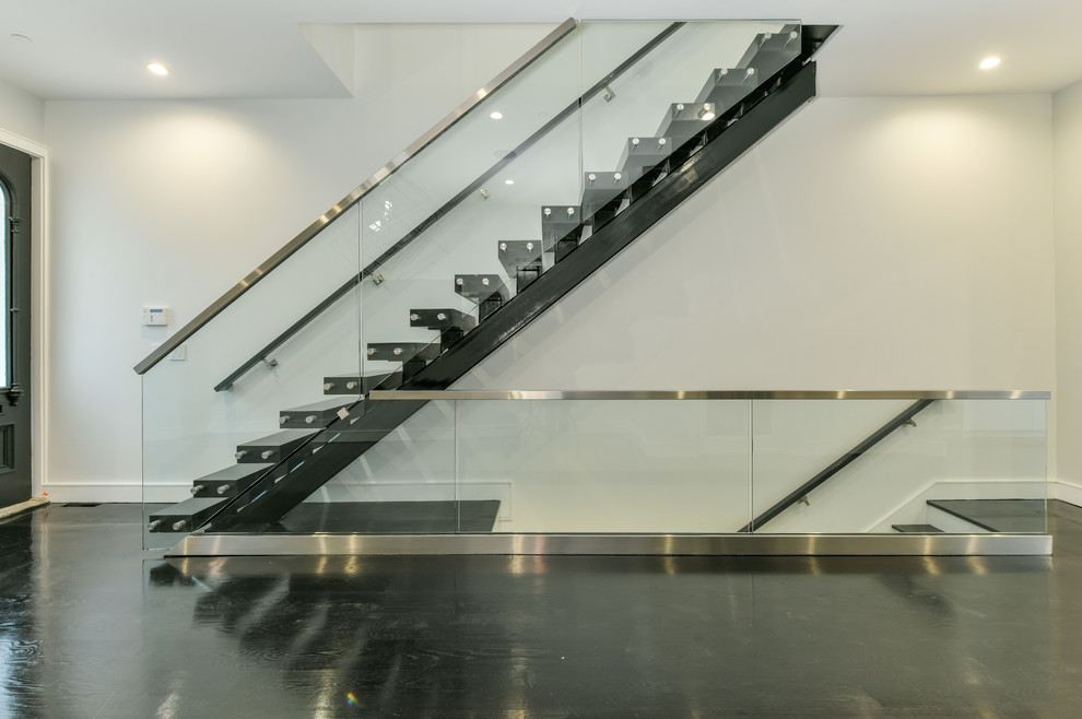 Diseño de escalera recta urbana de tamaño medio sin contrahuella con barandilla de vidrio
