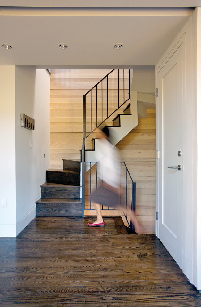 Идея дизайна: деревянная лестница в современном стиле с деревянными ступенями