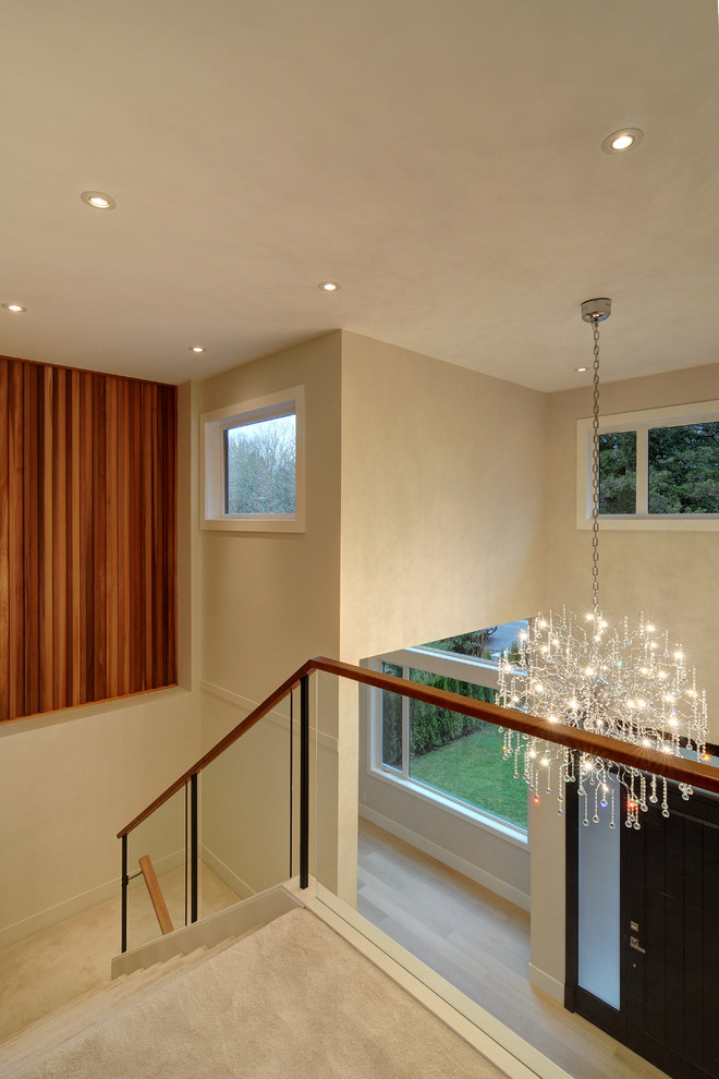 Mittelgroßes Modernes Treppengeländer Glas in U-Form mit Teppich-Treppenstufen und Teppich-Setzstufen in Vancouver