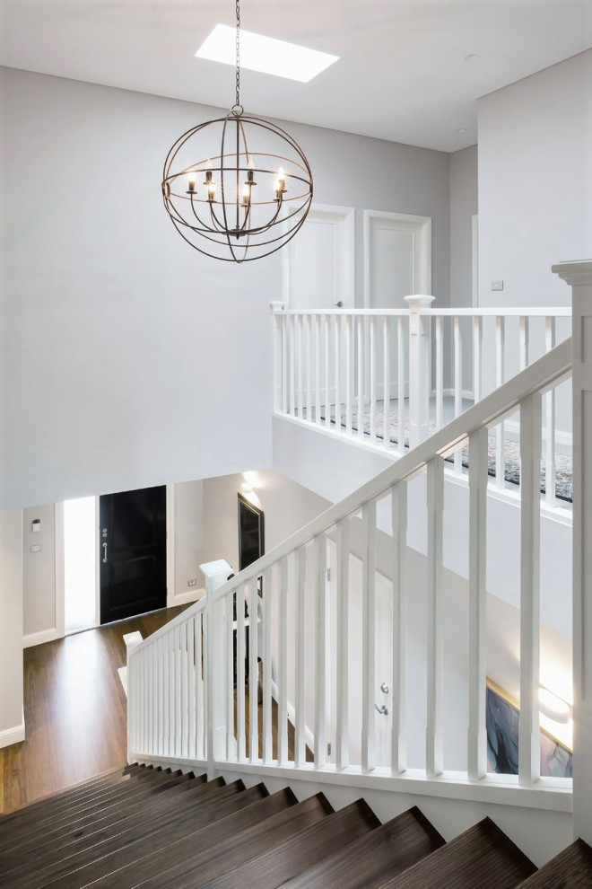 Свежая идея для дизайна: большая прямая лестница в стиле неоклассика (современная классика) с деревянными ступенями, крашенными деревянными подступенками и деревянными перилами - отличное фото интерьера