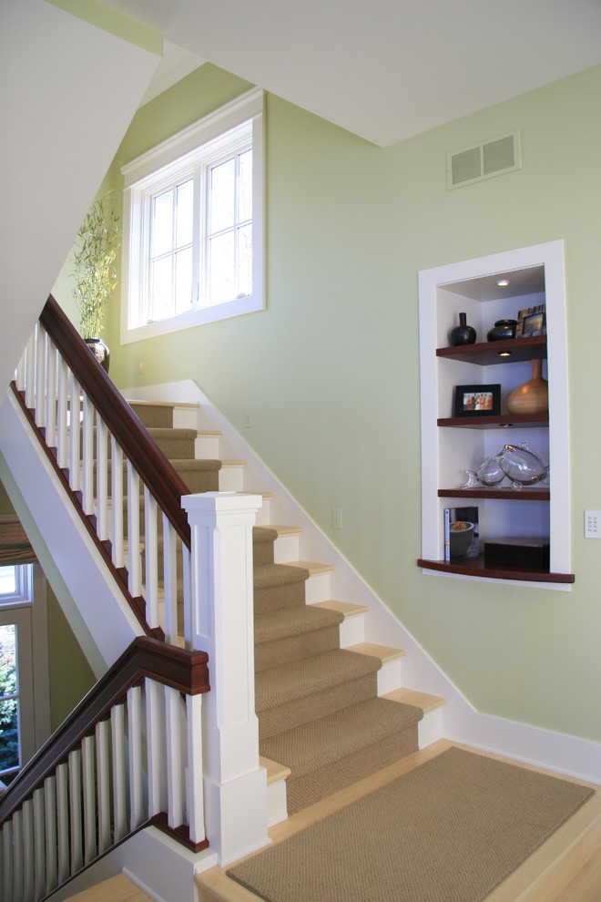 Стильный дизайн: большая п-образная лестница в современном стиле с ступенями с ковровым покрытием и крашенными деревянными подступенками - последний тренд
