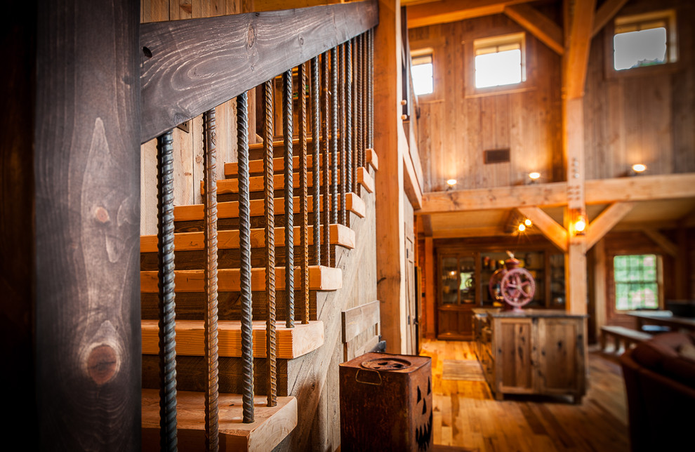 На фото: большая прямая деревянная лестница в стиле рустика с деревянными ступенями и деревянными перилами с