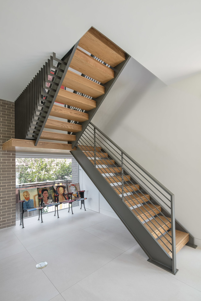 Источник вдохновения для домашнего уюта: п-образная лестница среднего размера в стиле ретро с деревянными ступенями и металлическими перилами без подступенок