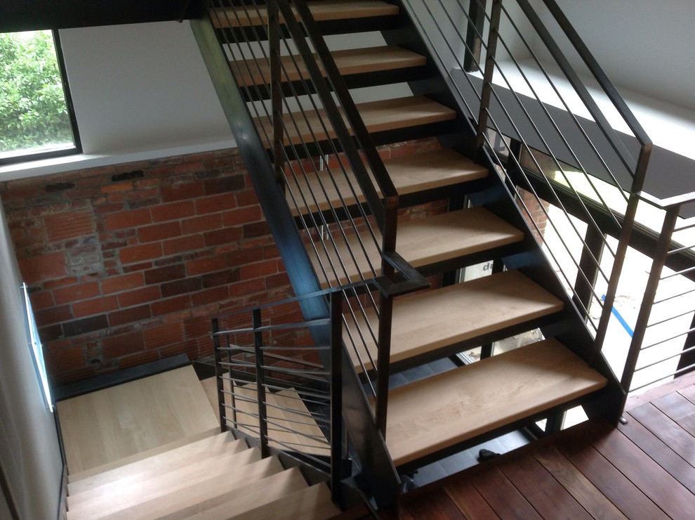ワシントンD.C.にある高級な広いインダストリアルスタイルのおしゃれな階段 (金属の手すり) の写真