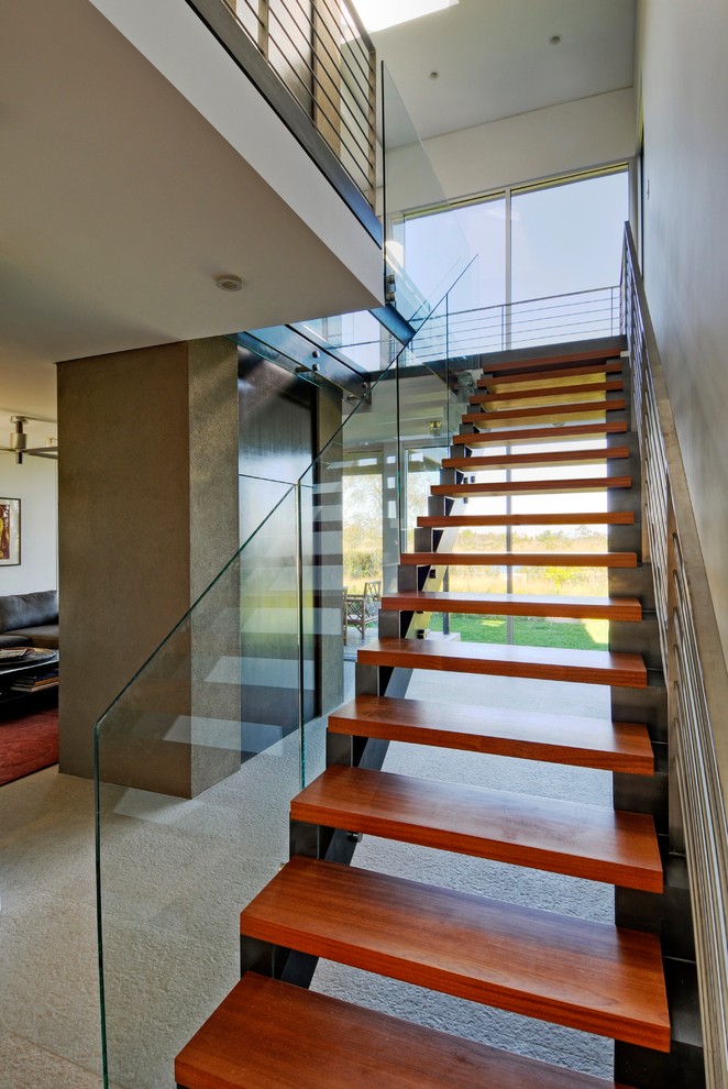 Свежая идея для дизайна: большая прямая лестница в современном стиле с деревянными ступенями без подступенок - отличное фото интерьера