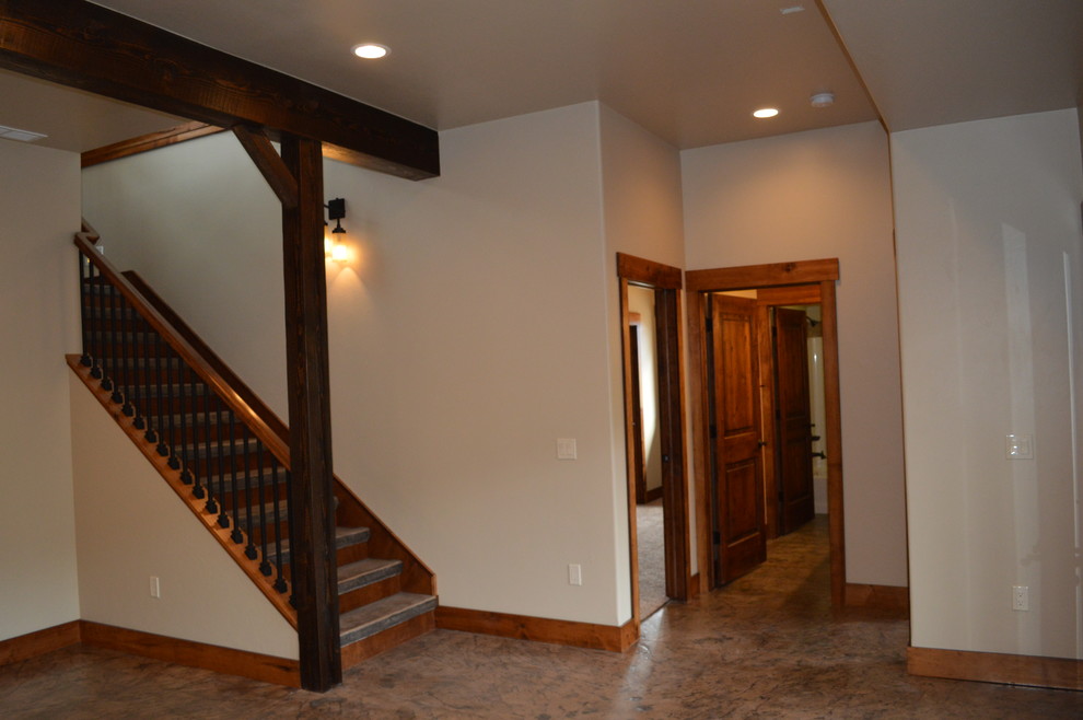 Cette photo montre un escalier craftsman en L de taille moyenne avec des marches en bois et des contremarches en bois.
