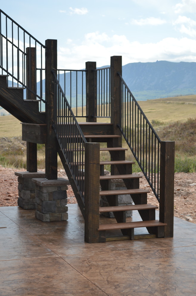 Пример оригинального дизайна: большая угловая лестница в стиле кантри с деревянными ступенями без подступенок