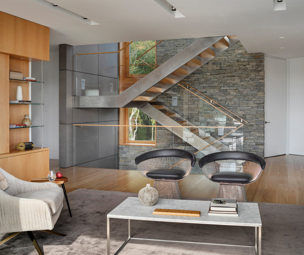 Источник вдохновения для домашнего уюта: п-образная лестница среднего размера в стиле модернизм с деревянными ступенями и стеклянными перилами без подступенок