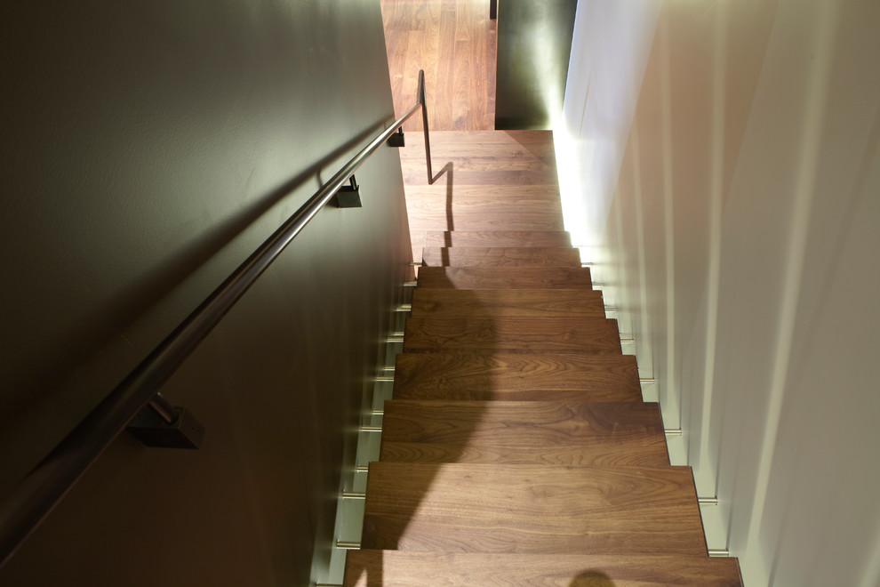 Modelo de escalera recta contemporánea pequeña sin contrahuella con escalones de madera