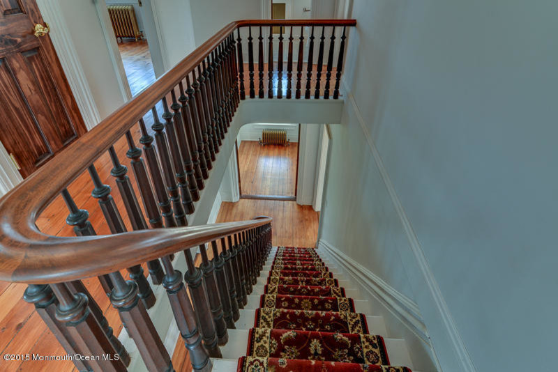 Стильный дизайн: огромная прямая лестница в викторианском стиле с ковровыми подступенками - последний тренд