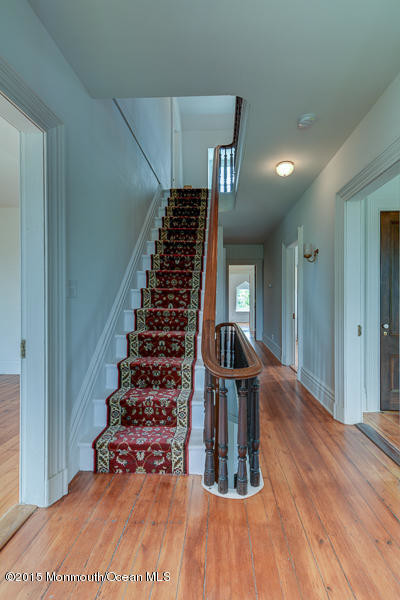 На фото: огромная прямая лестница в викторианском стиле с ковровыми подступенками