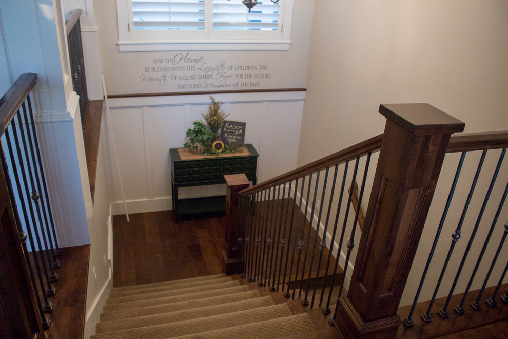 Bild på en mellanstor vintage l-trappa, med heltäckningsmatta och sättsteg med heltäckningsmatta