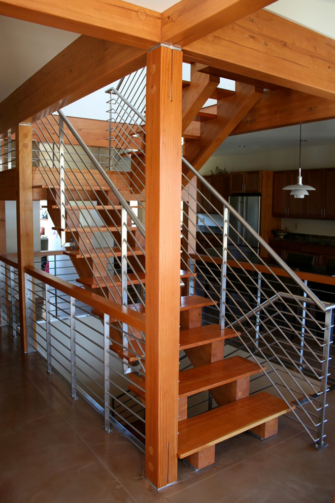 Moderne Holztreppe in U-Form mit offenen Setzstufen in San Luis Obispo
