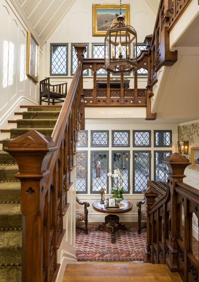 На фото: большая п-образная лестница в викторианском стиле с деревянными ступенями