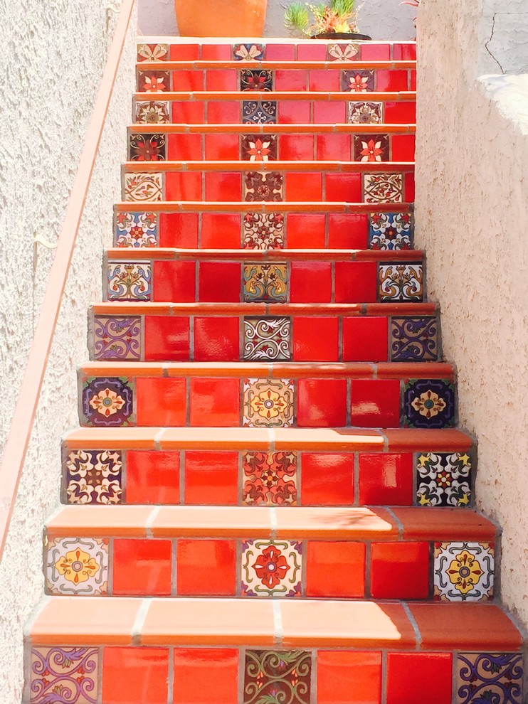 Стильный дизайн: прямая лестница среднего размера в средиземноморском стиле с бетонными ступенями и подступенками из плитки - последний тренд