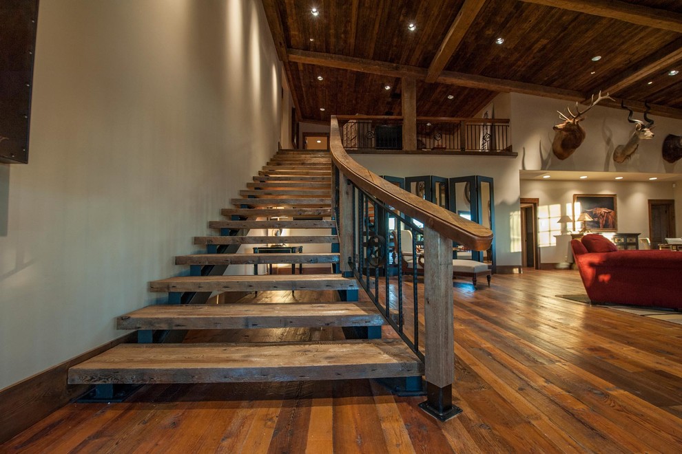 Idée de décoration pour un grand escalier sans contremarche droit champêtre avec des marches en bois.