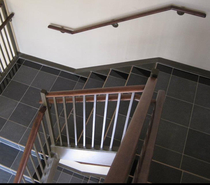 Aménagement d'un escalier carrelé contemporain avec des contremarches carrelées.